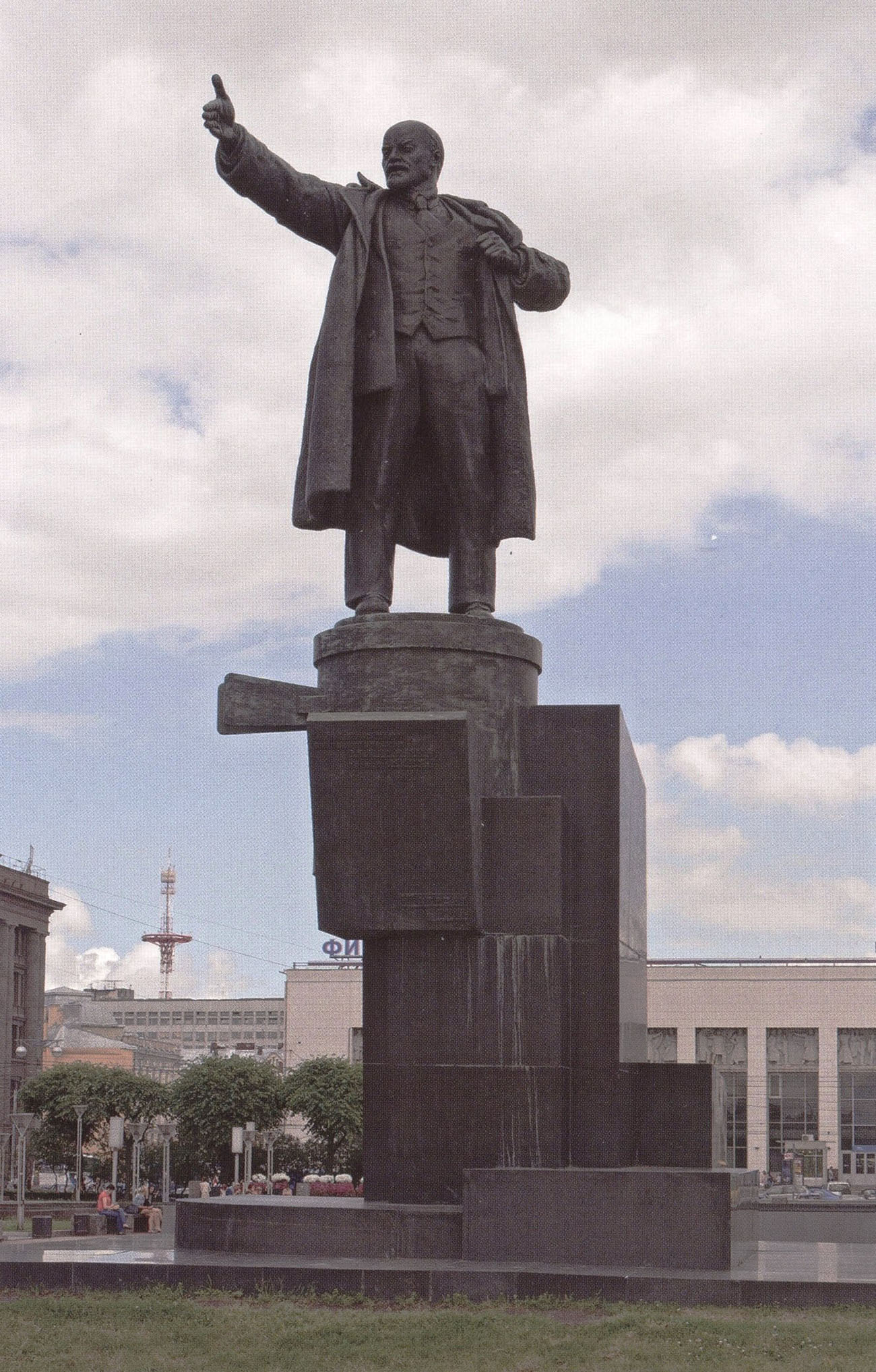 Сергей Евсеев, Владимир Щуко, Владимир Гельфрейх. "Ленин говорит с броневика". 1926.